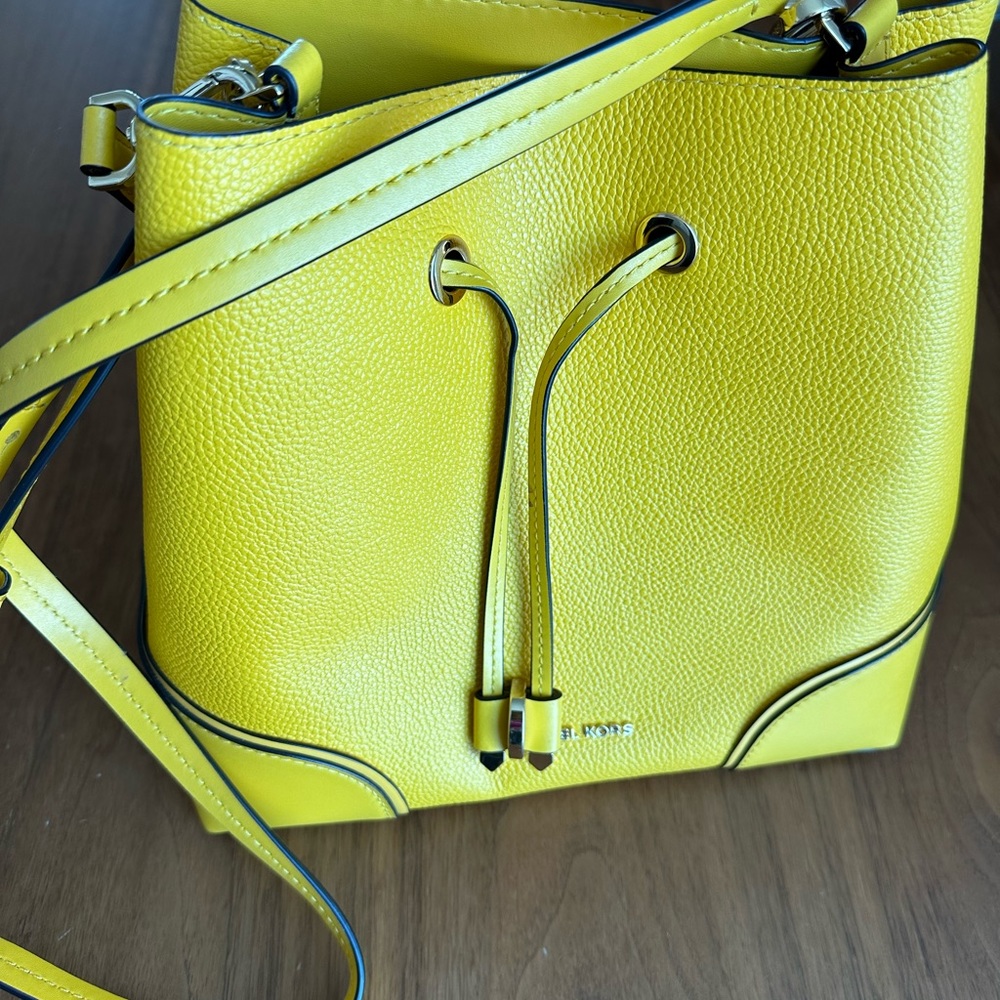 Gorgeous like new Michael Kors bag great for the fall authentic